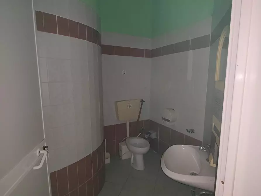 Immagine 12 di Locale commerciale in vendita  a Massa