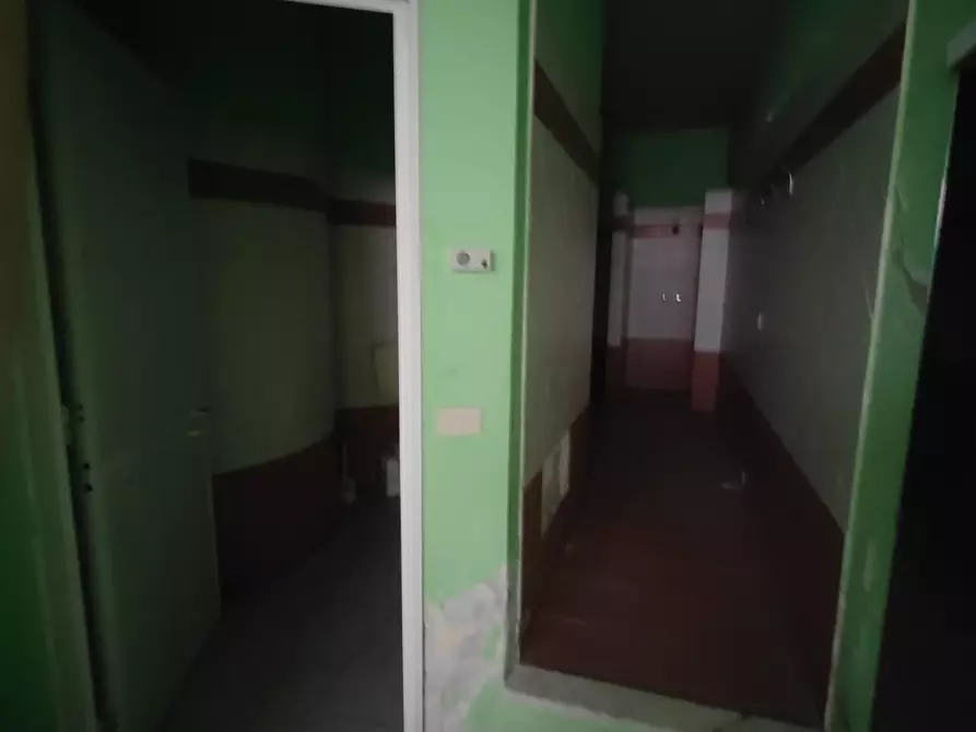 Immagine 13 di Locale commerciale in vendita  a Massa