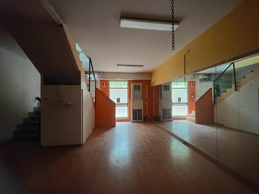 Immagine 7 di Locale commerciale in vendita  a Massa