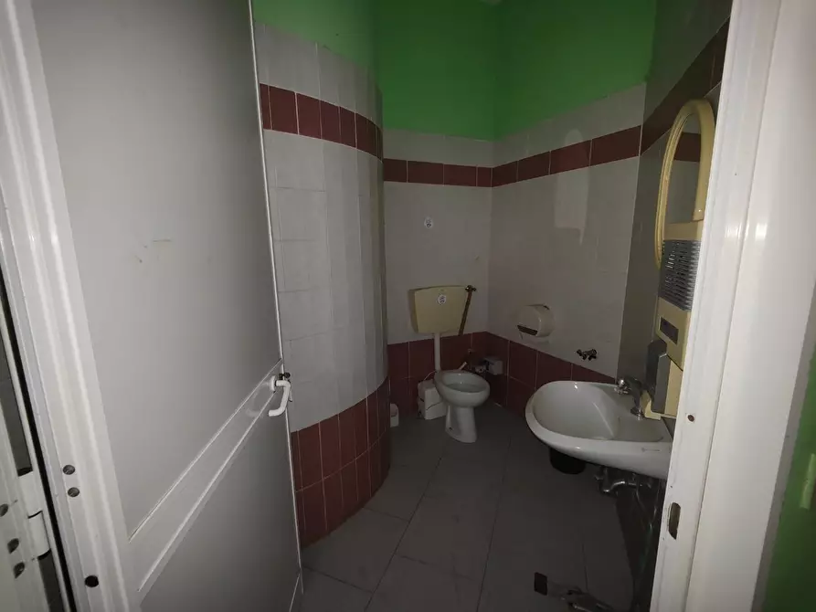 Immagine 11 di Locale commerciale in vendita  a Massa