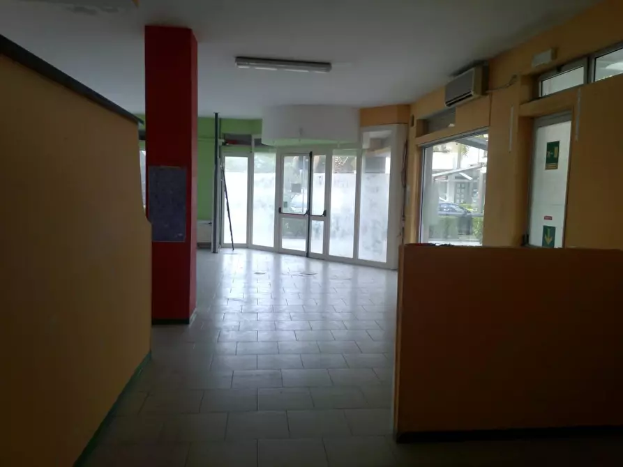 Immagine 24 di Locale commerciale in vendita  a Massa