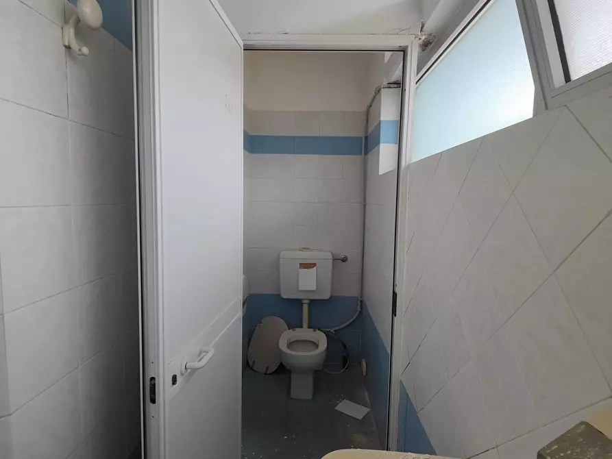 Immagine 16 di Locale commerciale in vendita  a Massa