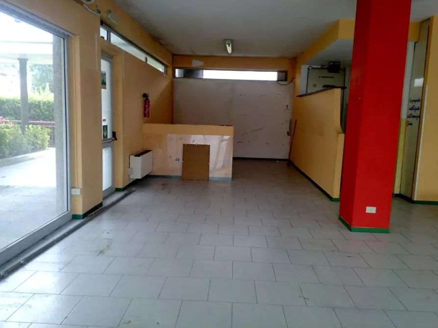 Immagine 20 di Locale commerciale in vendita  a Massa