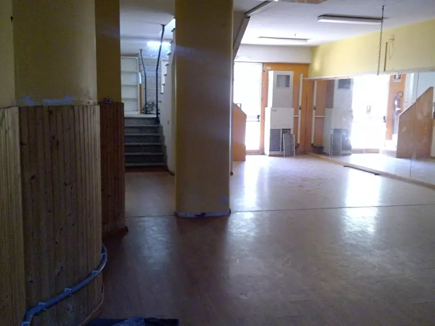 Immagine 22 di Locale commerciale in vendita  a Massa