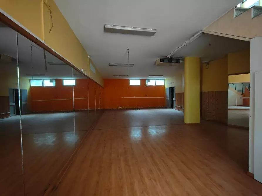 Immagine 5 di Locale commerciale in vendita  a Massa