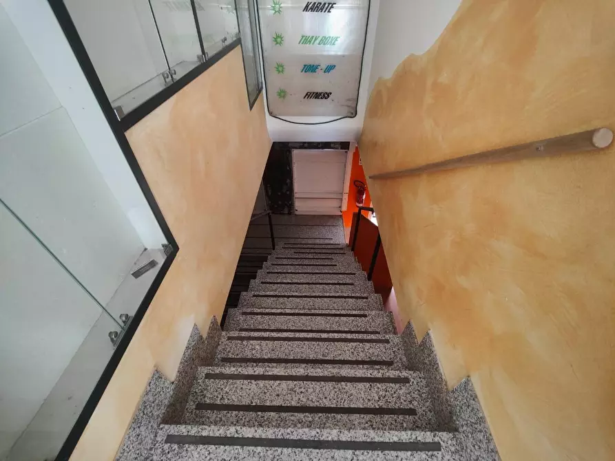 Immagine 4 di Locale commerciale in vendita  a Massa