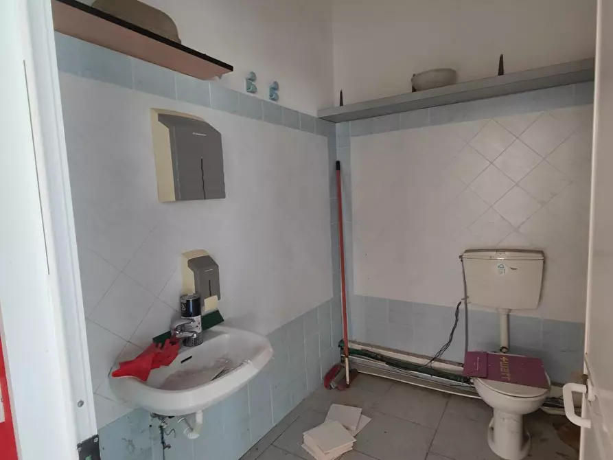 Immagine 18 di Locale commerciale in vendita  a Massa