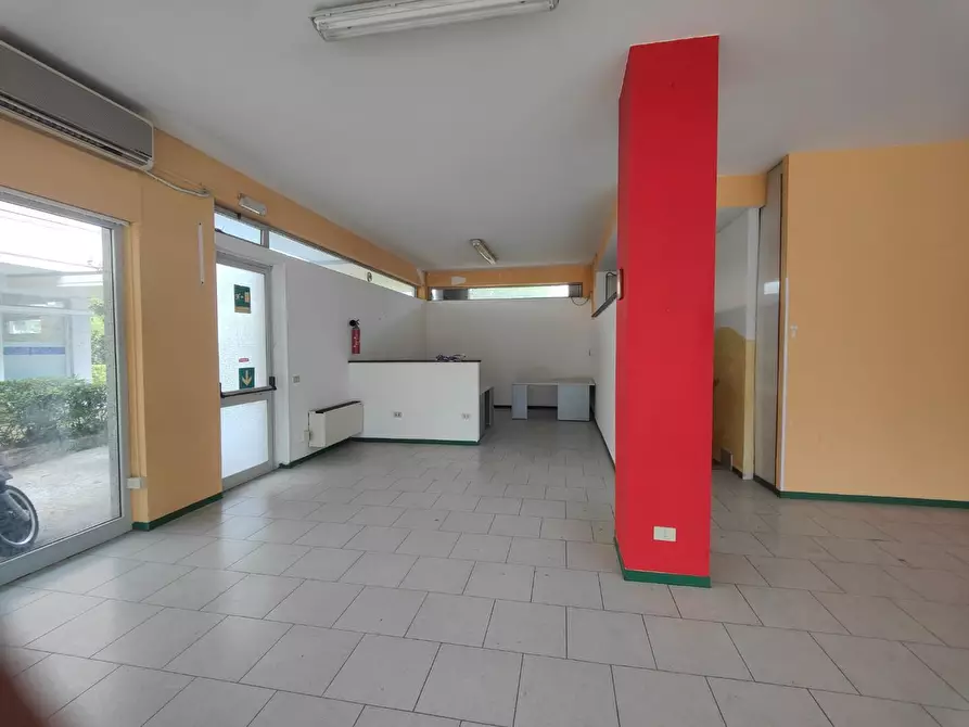 Immagine 3 di Locale commerciale in vendita  a Massa