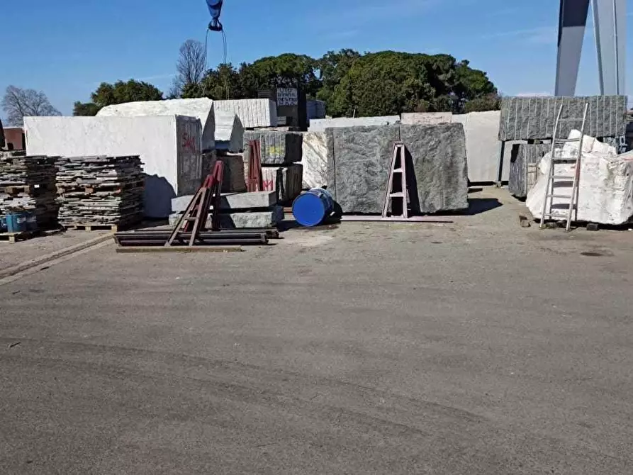 Immagine 2 di Capannone industriale in vendita  a Massa