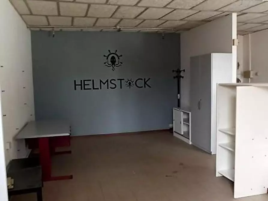 Immagine 10 di Ufficio in affitto  a Capannori