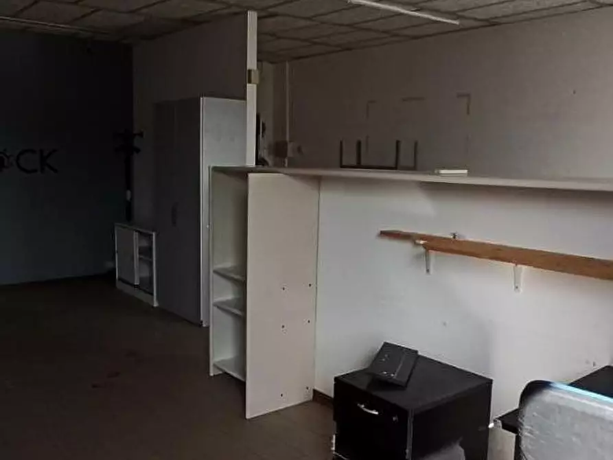 Immagine 11 di Ufficio in affitto  a Capannori