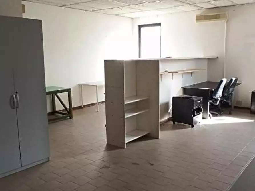 Immagine 13 di Ufficio in affitto  a Capannori