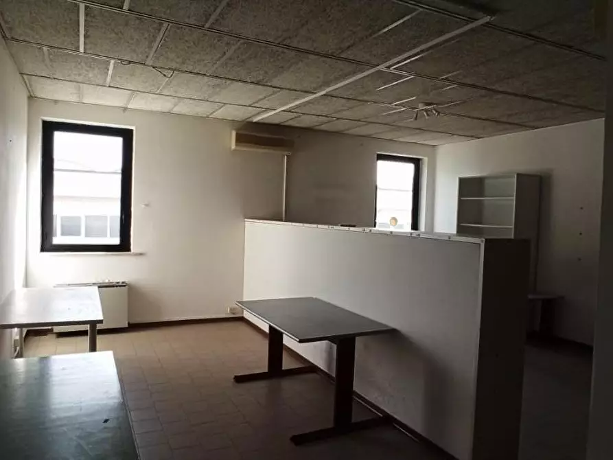Immagine 5 di Ufficio in affitto  a Capannori