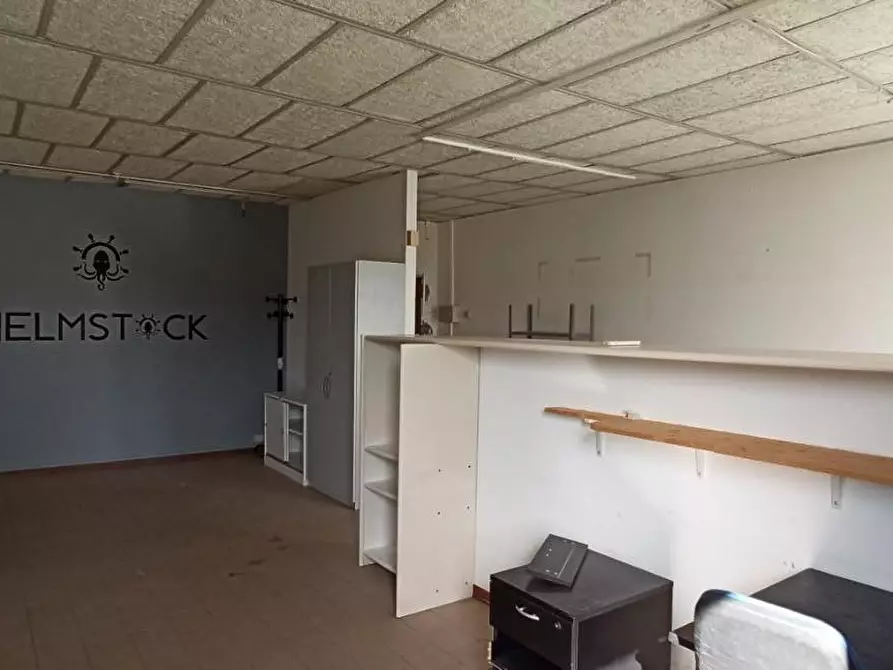 Immagine 12 di Ufficio in affitto  a Capannori