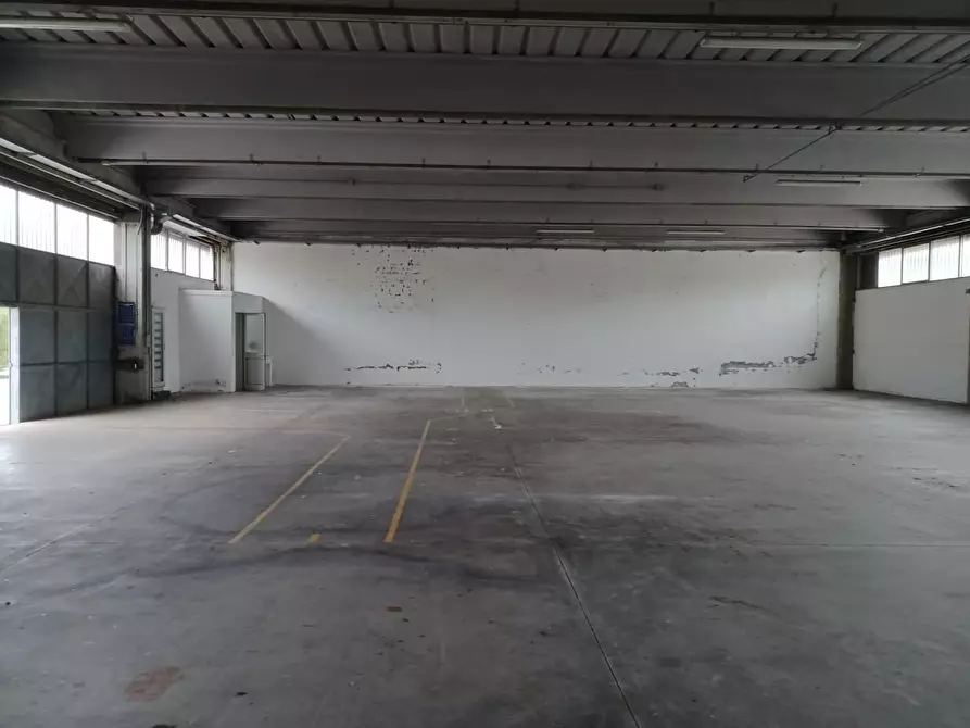 Immagine 2 di Attività artigianale in vendita  a Massa