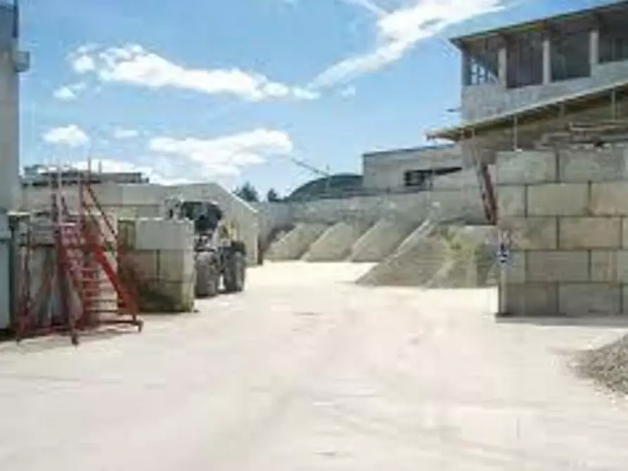 Immagine 2 di Attività artigianale in vendita  a Bolano