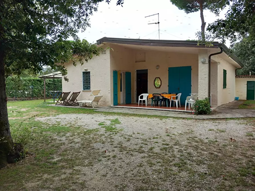 Immagine 1 di Villa in vendita  a Massa