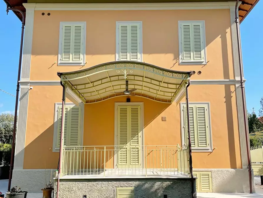 Immagine 1 di Villa in vendita  a Forte Dei Marmi