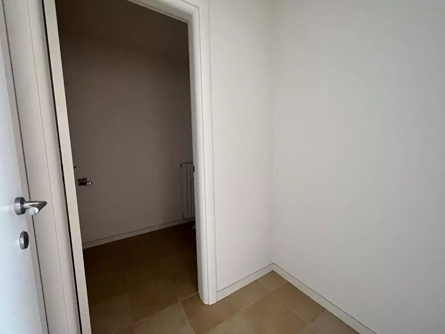 Immagine 14 di Ufficio in affitto  a Lucca