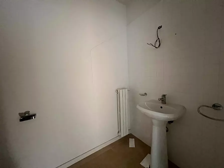 Immagine 15 di Ufficio in affitto  a Lucca