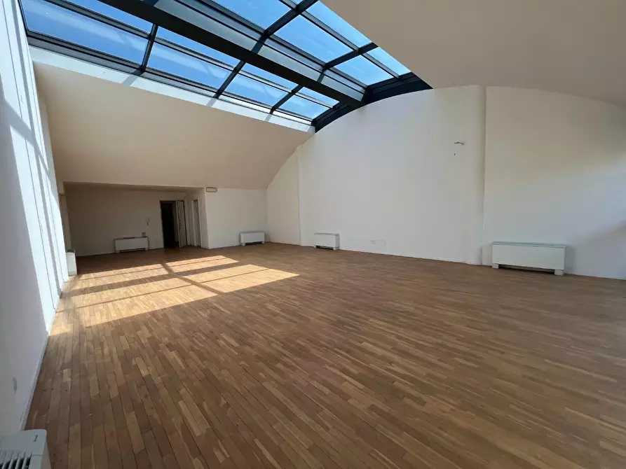 Immagine 8 di Ufficio in affitto  a Lucca