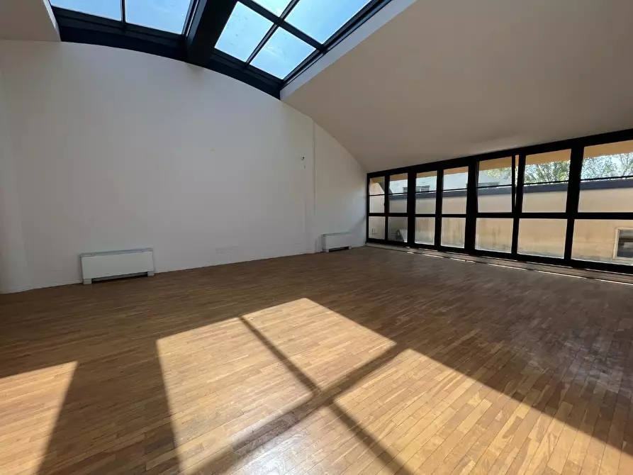 Immagine 10 di Ufficio in affitto  a Lucca