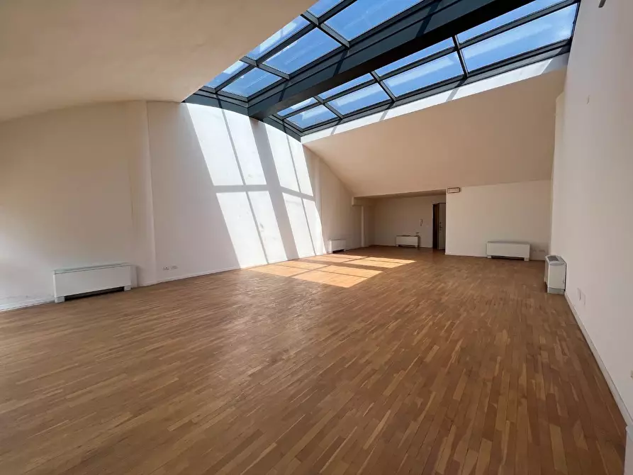 Immagine 4 di Ufficio in affitto  a Lucca