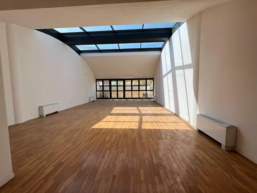 Immagine 13 di Ufficio in affitto  a Lucca