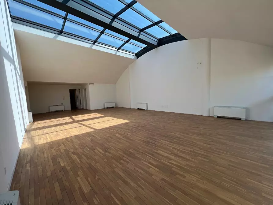 Immagine 9 di Ufficio in affitto  a Lucca