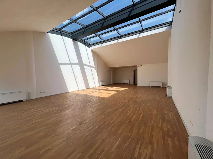 Immagine 5 di Ufficio in affitto  a Lucca