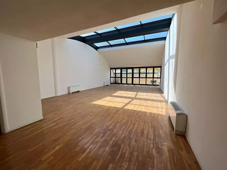 Immagine 2 di Ufficio in affitto  a Lucca