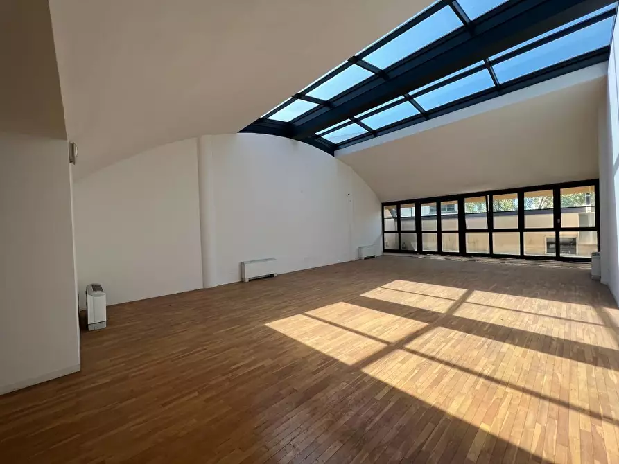 Immagine 3 di Ufficio in affitto  a Lucca