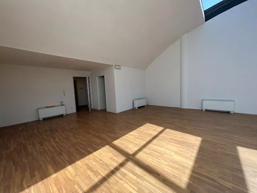 Immagine 11 di Ufficio in affitto  a Lucca