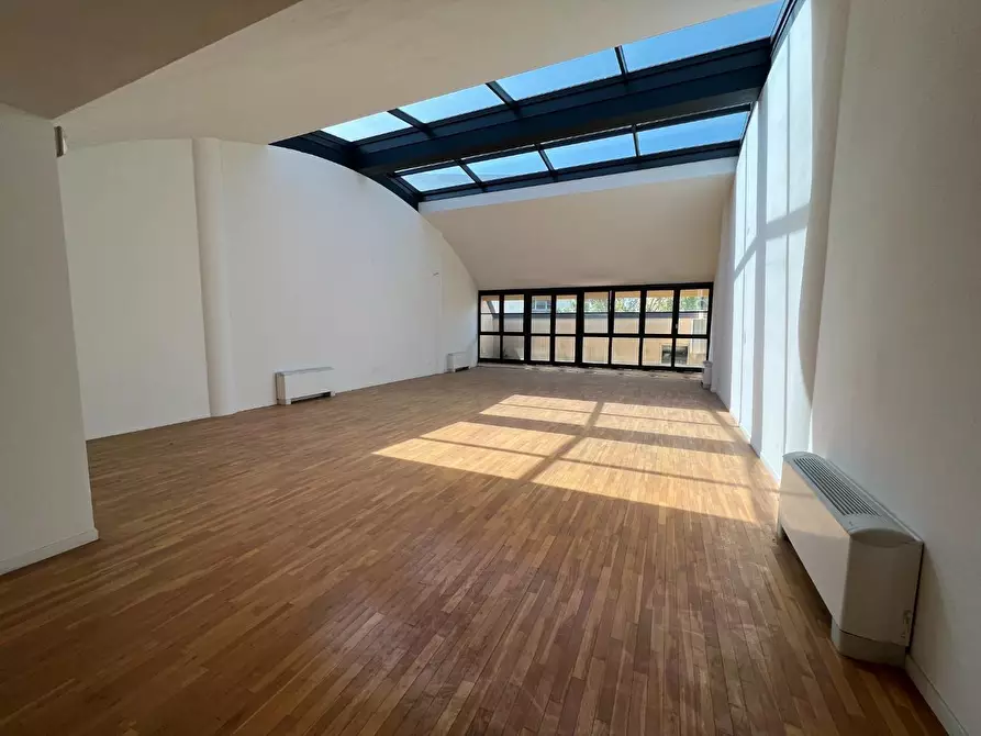 Immagine 12 di Ufficio in affitto  a Lucca