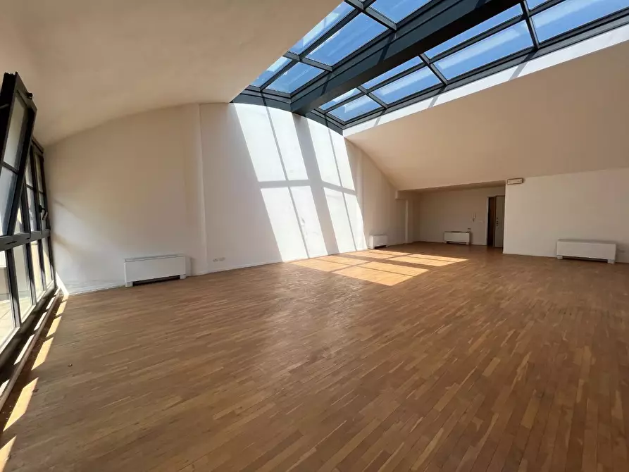 Immagine 6 di Ufficio in affitto  a Lucca