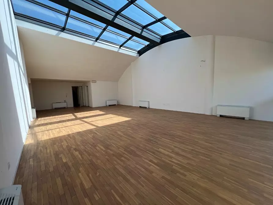 Immagine 7 di Ufficio in affitto  a Lucca