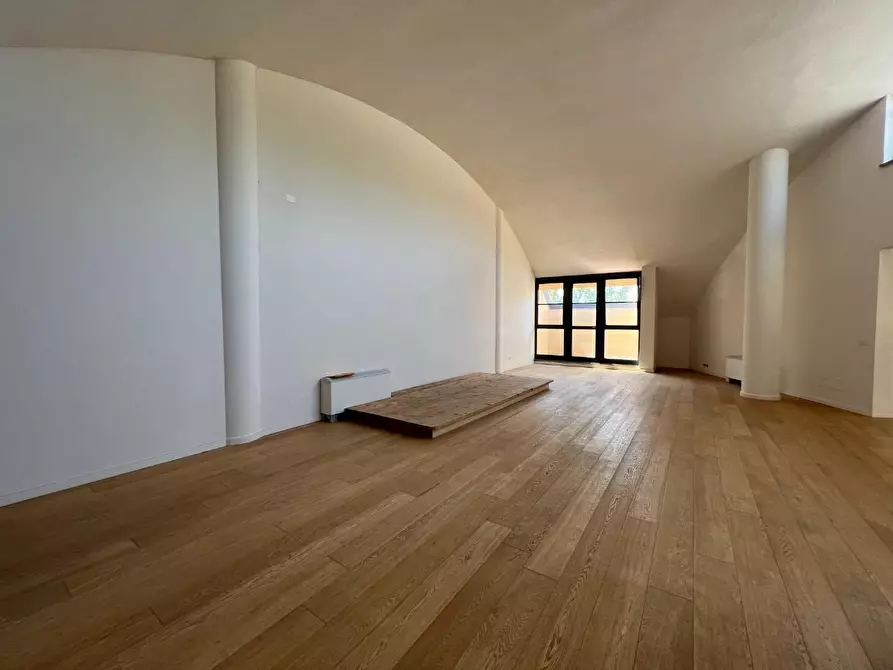 Immagine 5 di Ufficio in affitto  a Lucca