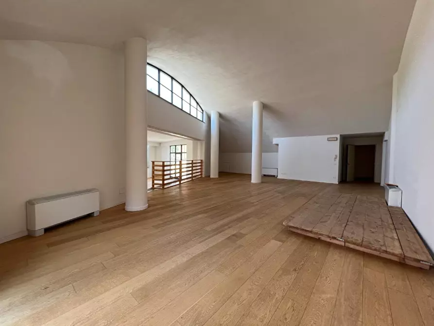 Immagine 6 di Ufficio in affitto  a Lucca