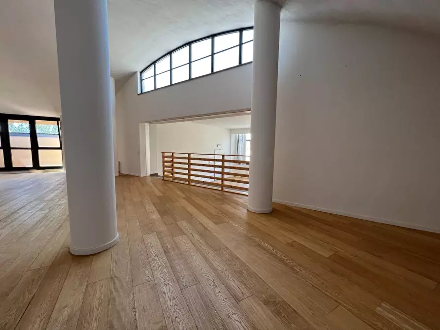 Immagine 4 di Ufficio in affitto  a Lucca