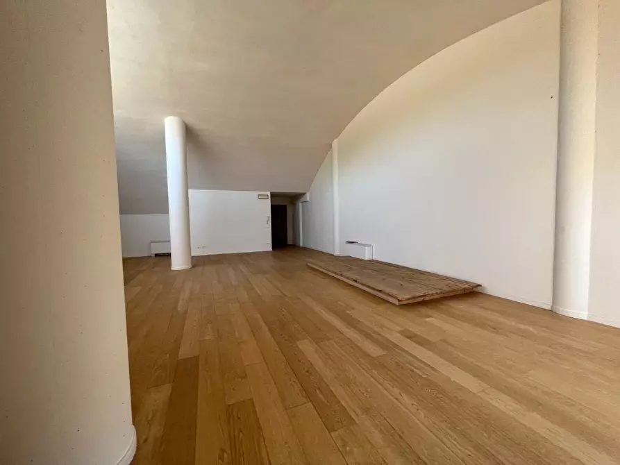 Immagine 8 di Ufficio in affitto  a Lucca