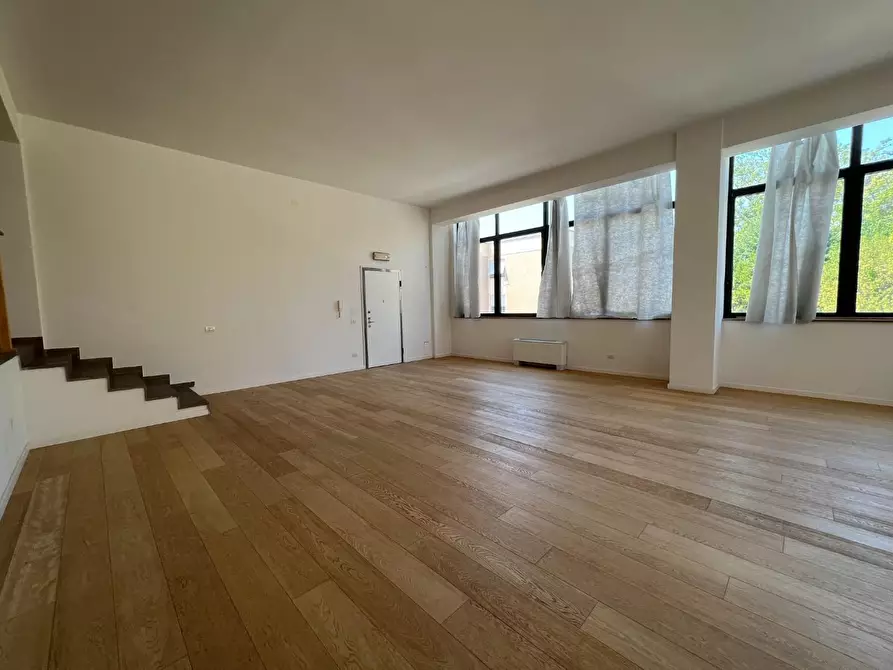 Immagine 14 di Ufficio in affitto  a Lucca