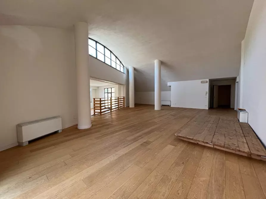 Immagine 7 di Ufficio in affitto  a Lucca