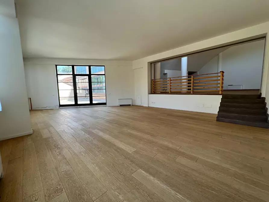 Immagine 11 di Ufficio in affitto  a Lucca