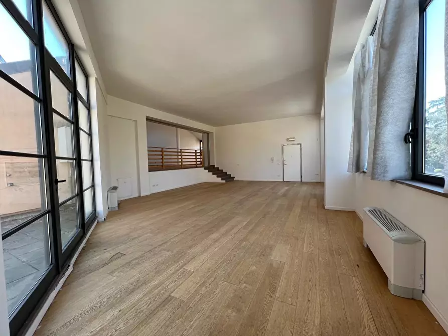 Immagine 13 di Ufficio in affitto  a Lucca