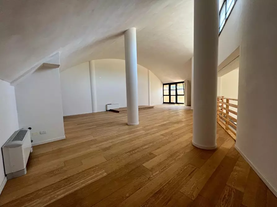 Immagine 3 di Ufficio in affitto  a Lucca