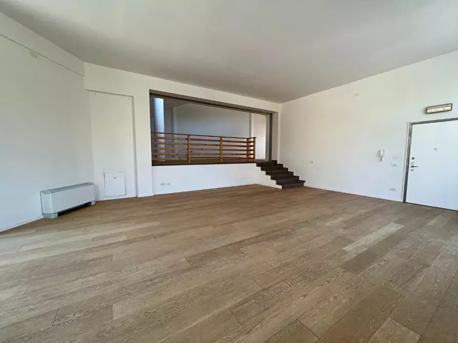 Immagine 12 di Ufficio in affitto  a Lucca