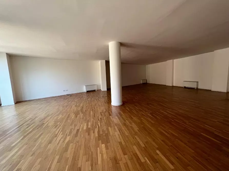 Immagine 12 di Ufficio in affitto  a Lucca