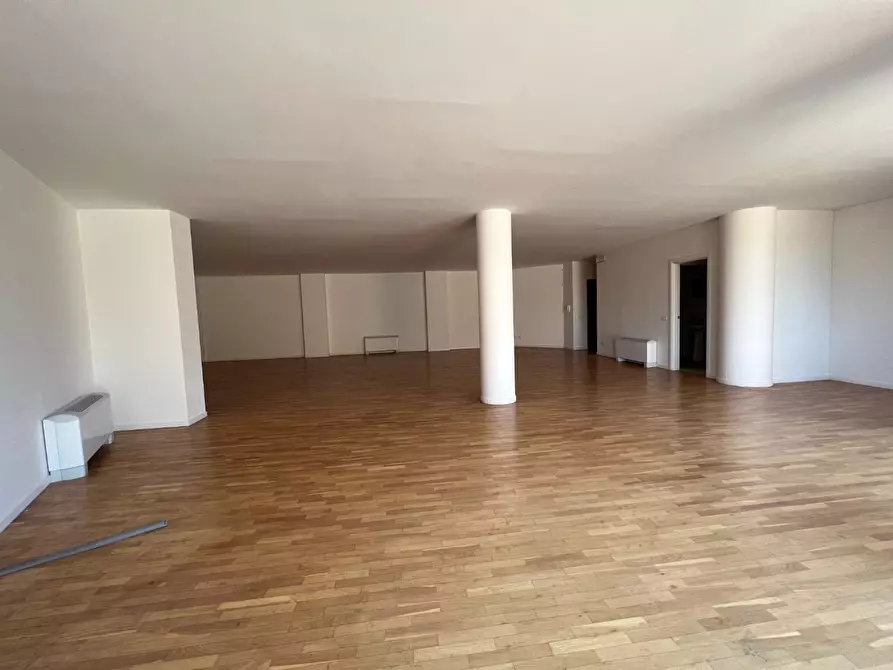 Immagine 9 di Ufficio in affitto  a Lucca