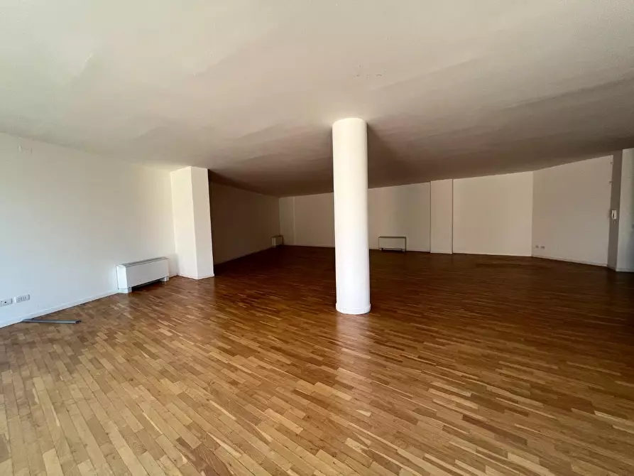 Immagine 10 di Ufficio in affitto  a Lucca