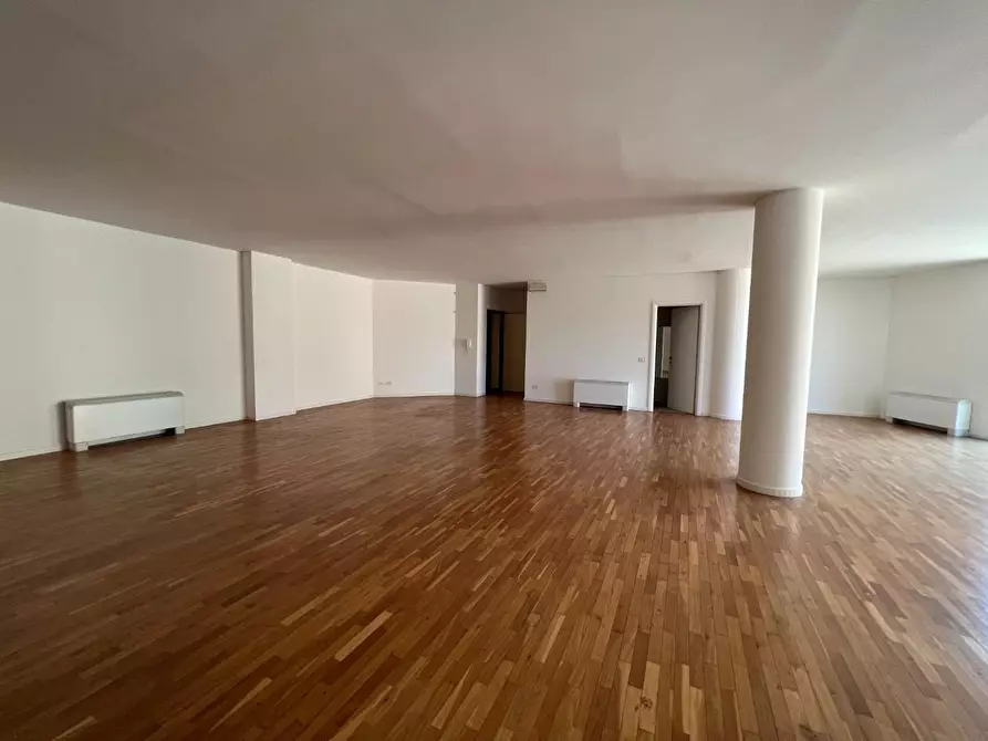 Immagine 7 di Ufficio in affitto  a Lucca